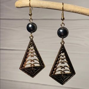Hawaiian Tribal Black Enamel with Shell Pearl